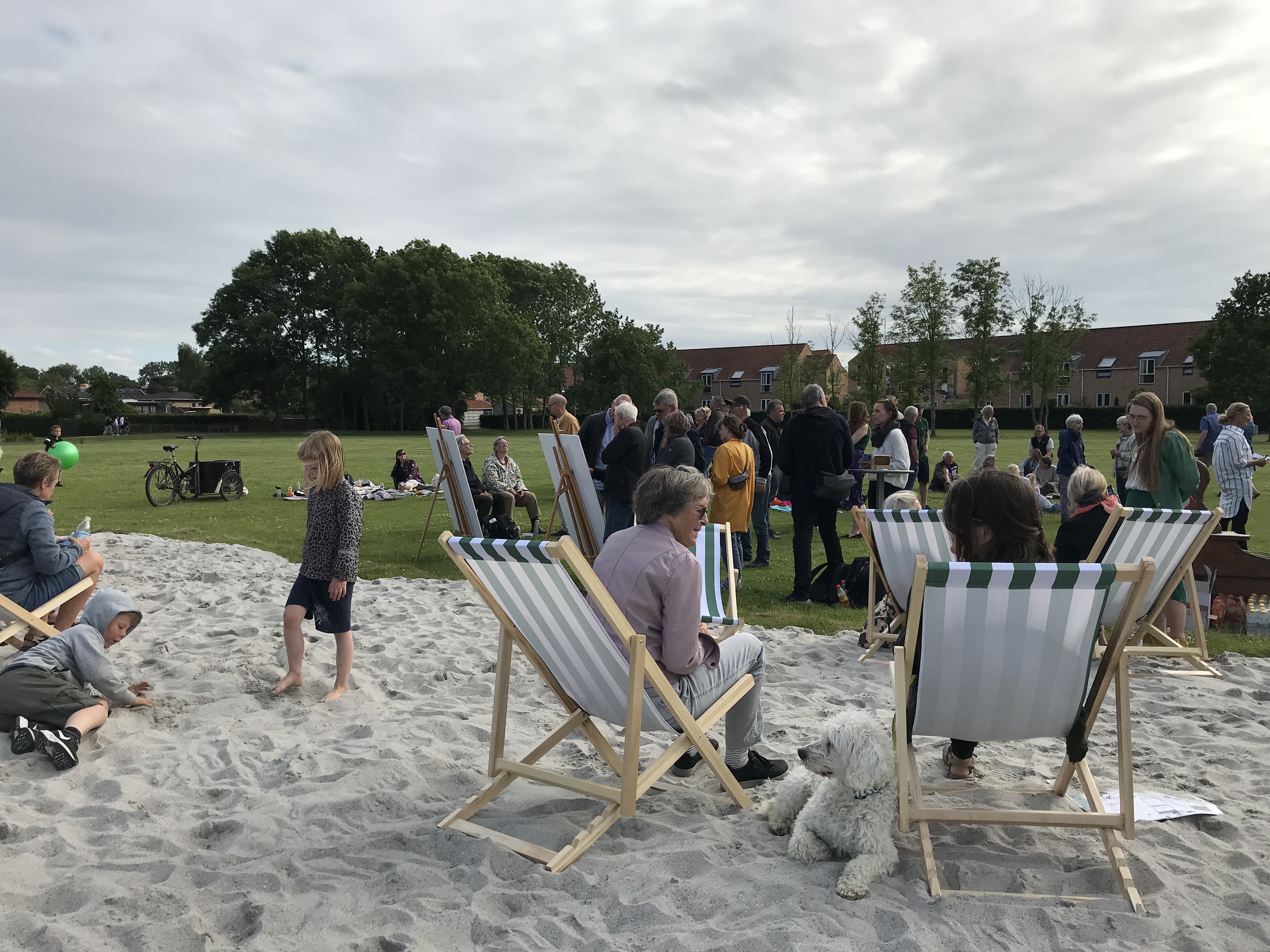 Sandstrand på Bløden, med strandstole og mennesker.